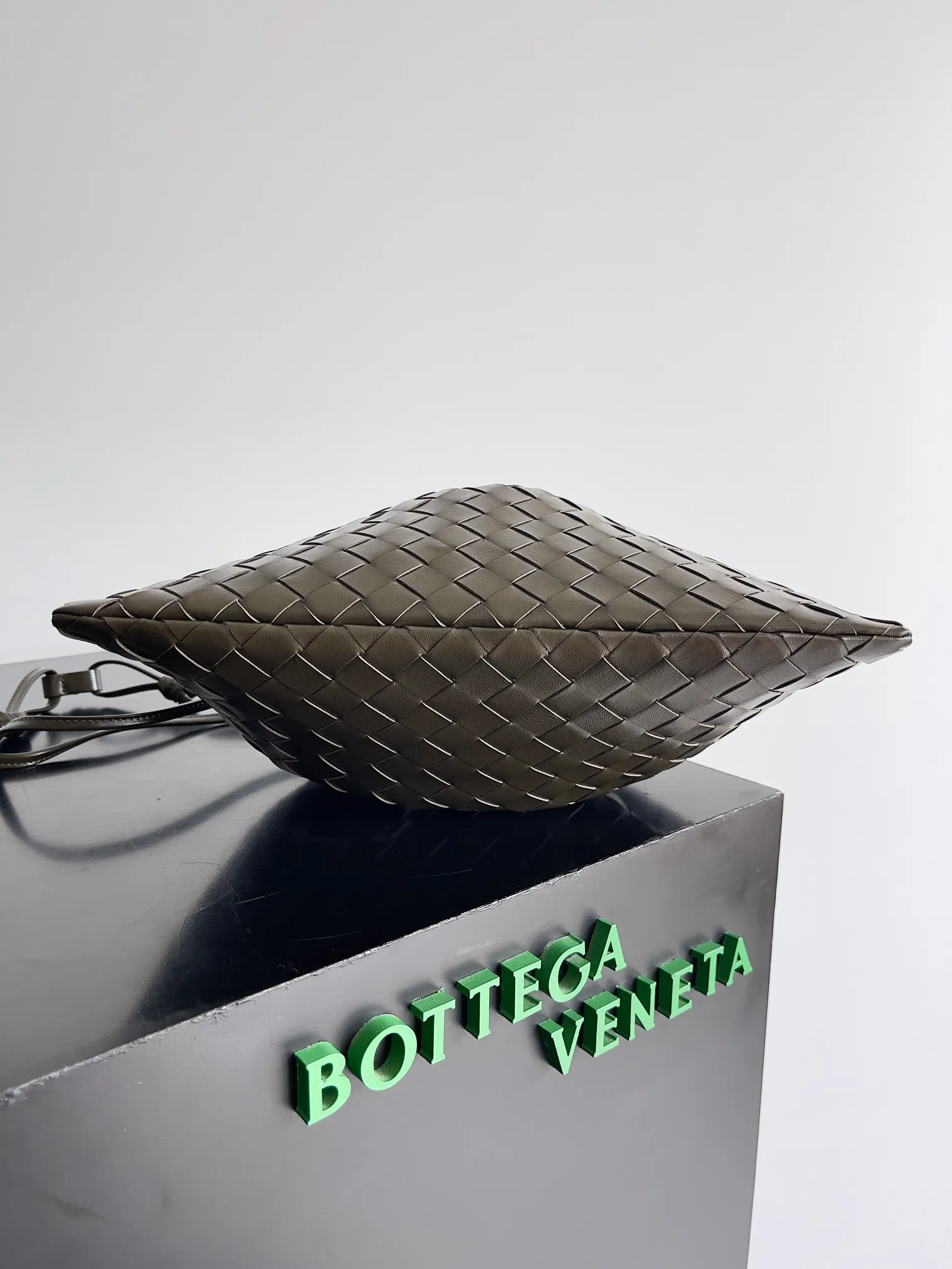 Batch 1560 Armpit bags have become a fashionable item that every girl has in their hands in recent years🛍️. The elegant and simple style has won the love of many people of different ages. However, there is an unavoidable trouble with armpit bags, that is, the capacity is too small, and BOTTEGA VENETA’s new Dustbag Considering people's travel needs, the capacity of garbage bags has been greatly upgraded. Folding umbrellas, water cups, and girls' makeup powder and lipstick can all be accommodated. It is very light and resistant to dirt. Even if you have a lot of things when traveling, it can reduce the burden to a certain extent. The shoulder straps are buckled and can be changed at will. It can be used for hand holding or as the liner of a large bag. After the drawstring is drawn, it looks like a cloud bag. It is very suitable for concave styling when traveling in summer🙋🏻‍♀️ Style number: 796728 Size: 32*23*1cm